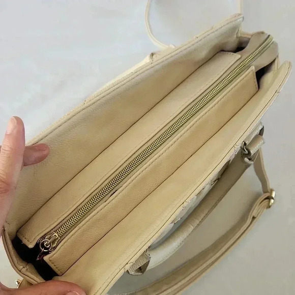 Betsey Johnson 2010s Quilted Bow Cream Crossbody Satchel Pink Lining - Picture 8 of 16